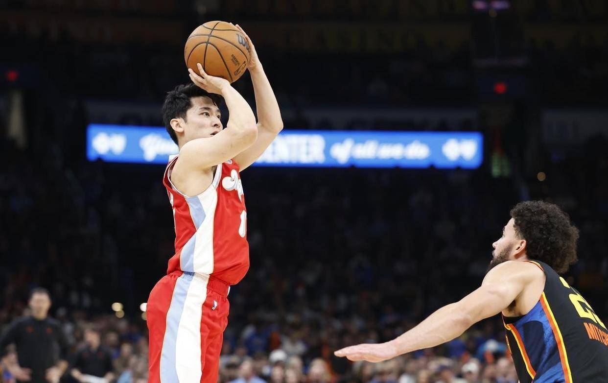 cba总决赛第三场后辽宁球员与四川球迷 cba总决赛第三场后辽宁球员与四川球迷