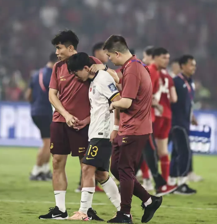 包含赛后体能课后，国际米兰伤情更新备战中超，态度坚定，团队化学反应显著的词条