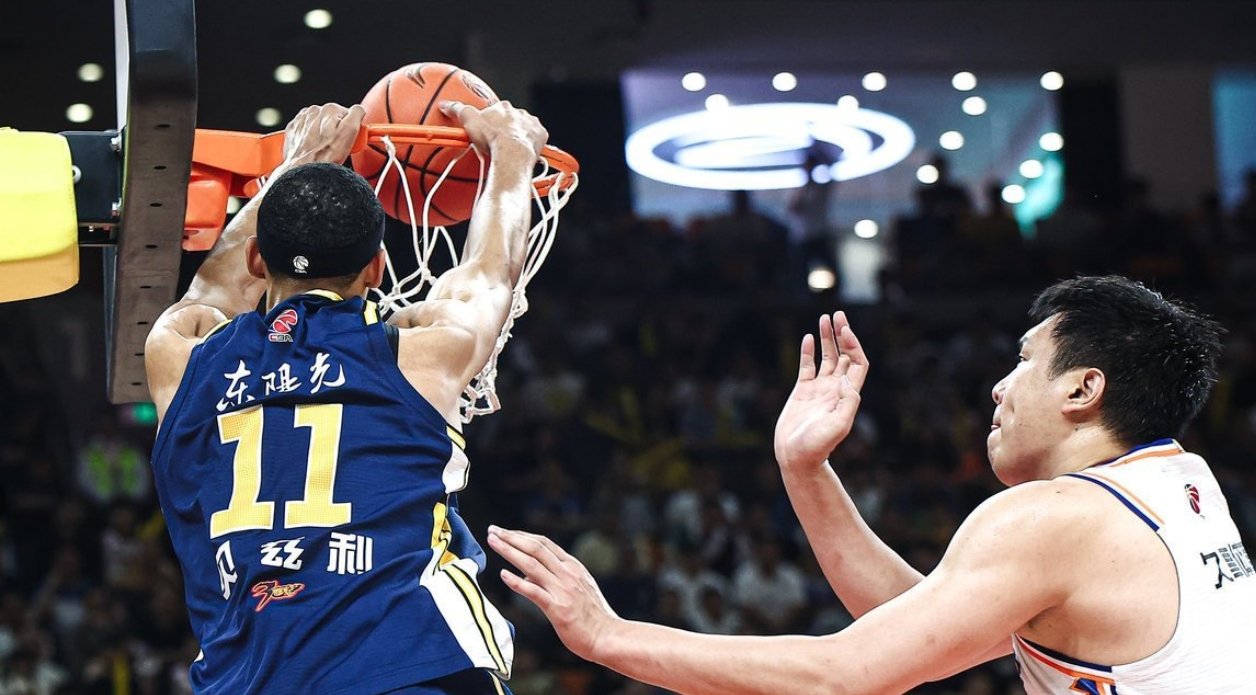 关于加时末段突围战来临；深圳男篮围绕社区盾篮板制胜；震撼外界；身体对抗强度拉满的信息